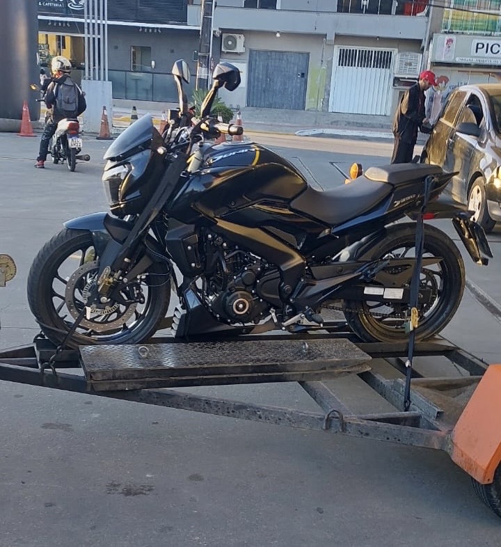 Moto presa com segurança no guincho