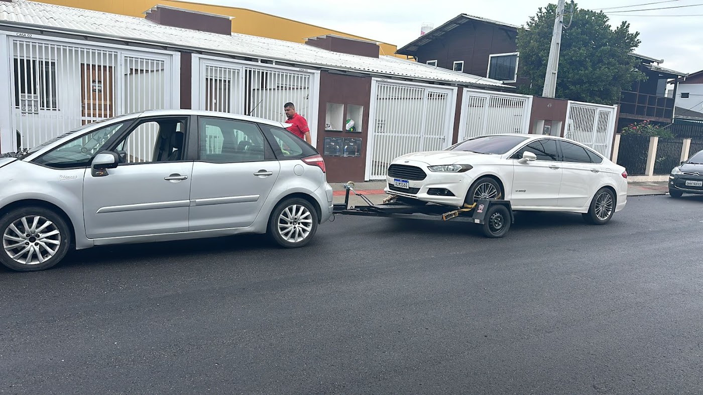 Guincho Imediato rebocando carro em rua de Itajaí